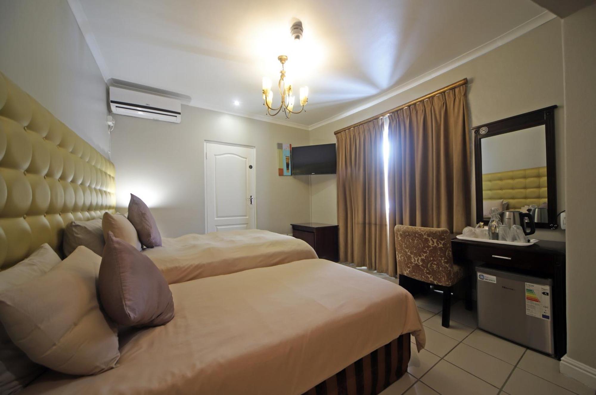 Savoy Lodge Cape Town Room photo